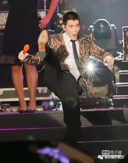 张杰下腰唱歌视频完整版,张杰下腰薛之谦