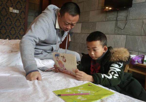 书香伴着球场，南充奥航小将学习比赛两不误