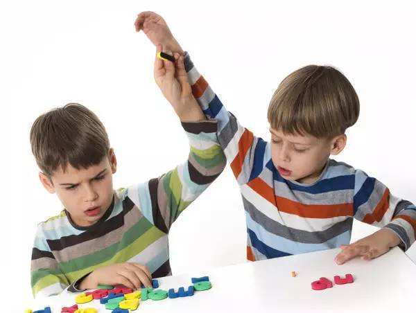 熊孩子家长理直气壮要求玩伴“分享”玩具，不“分享”竟被骂小气