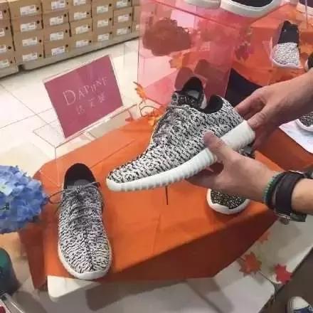 假yeezy有哪些,穿假yeezy能看出来吗