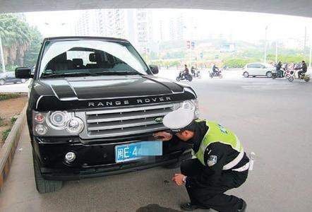 车牌处只有两个螺丝孔,车牌没有装固封螺丝帽有没有关系