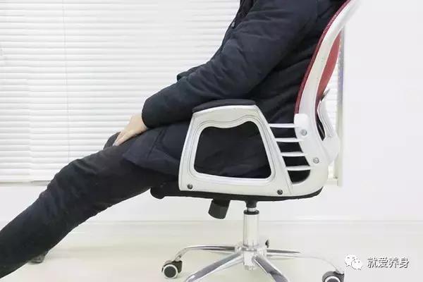 打嗝打出来的是空气,打嗝不打出来就堵得慌