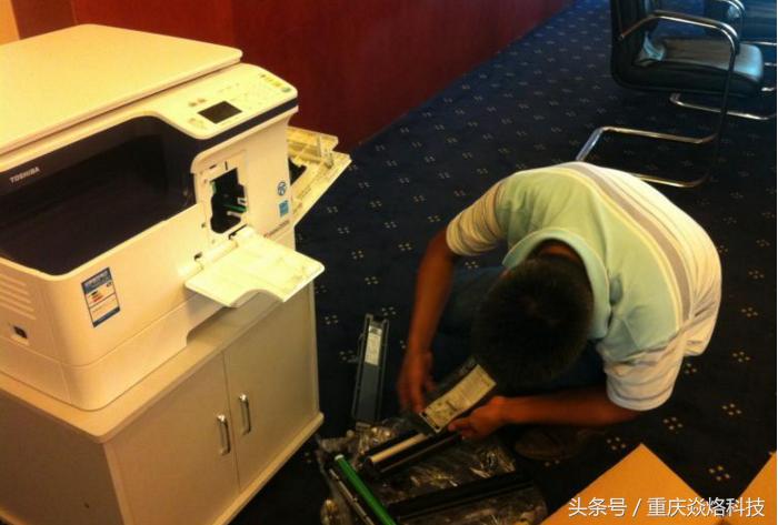 东芝复印机粉盒安装教程,东芝2006复印机补粉