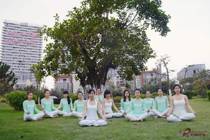 10个平凡女孩和瑜伽共舞之后