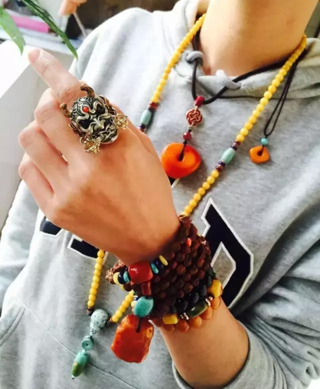 你这么丑就别戴南红了！