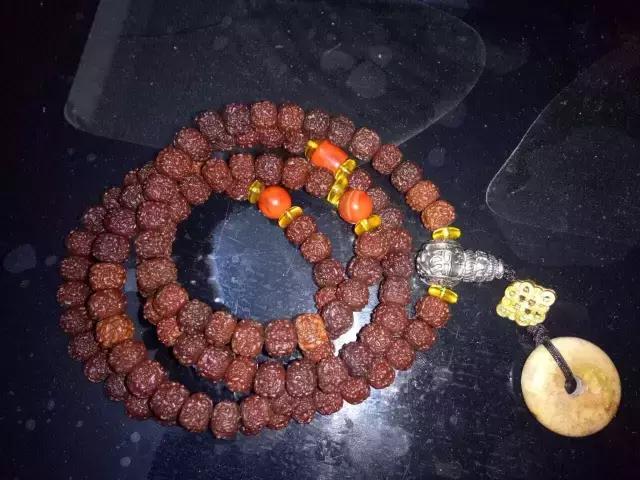 你这么丑就别戴南红了！