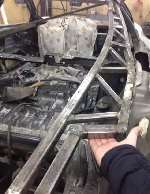 无敌了！穷小伙打烂标致406，改装成法拉利，*博兰**基尼