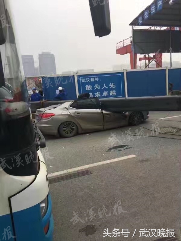 武汉汉阳塔吊钢管掉落事故视频,武昌吊车倒塌事件