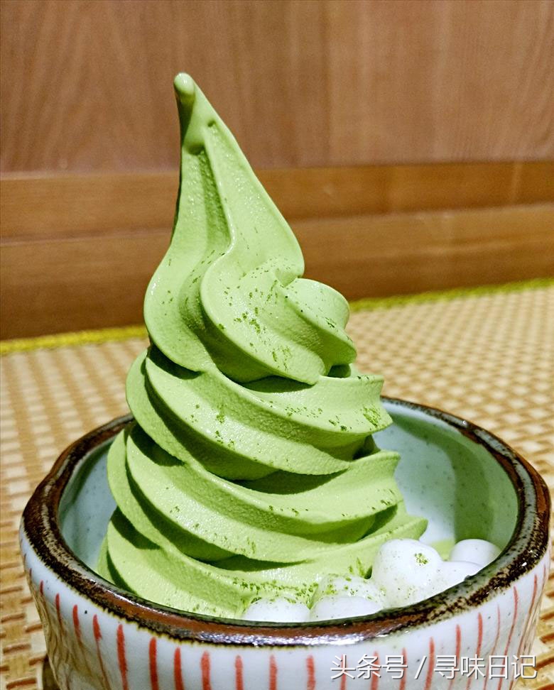 日本的金箔冰淇淋,吃货们吃能拉丝的冰淇淋