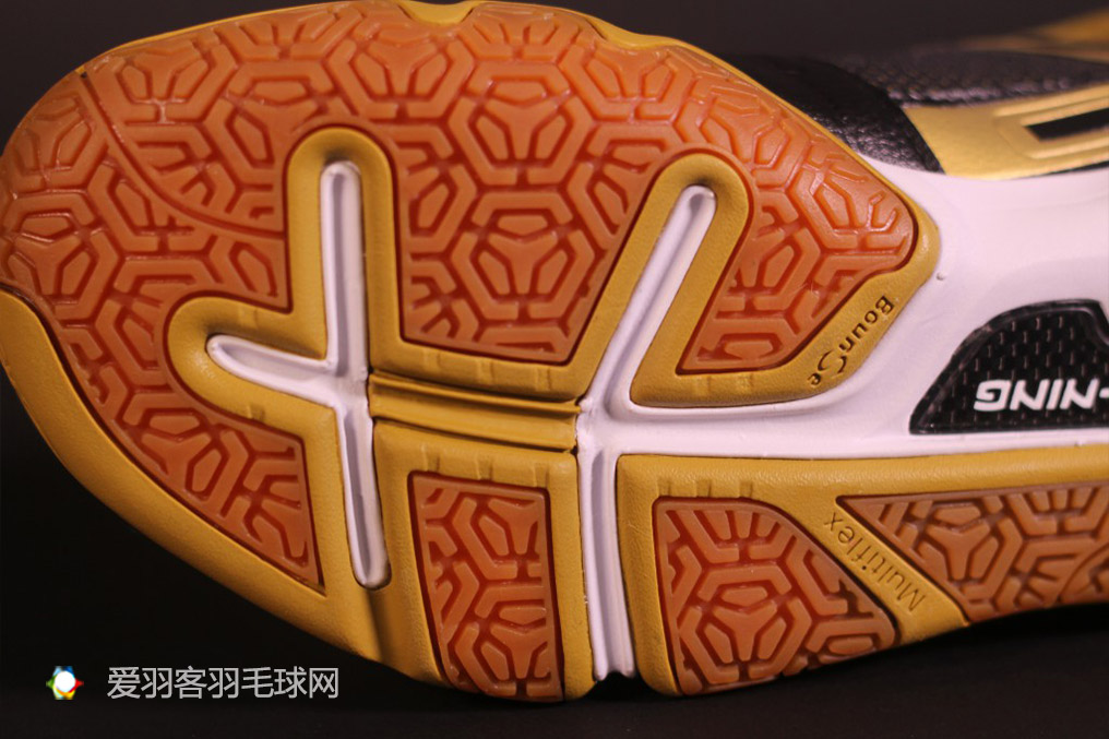 李宁羽毛球鞋贴地飞行,李宁贴地飞行羽毛球鞋se评测