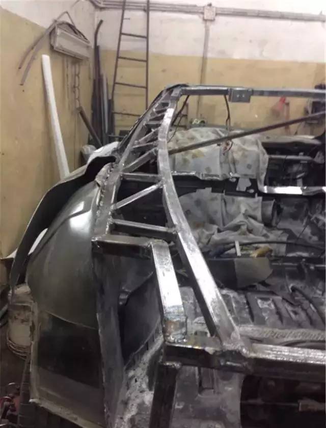 无敌了！穷小伙打烂标致406，改装成法拉利，*博兰**基尼