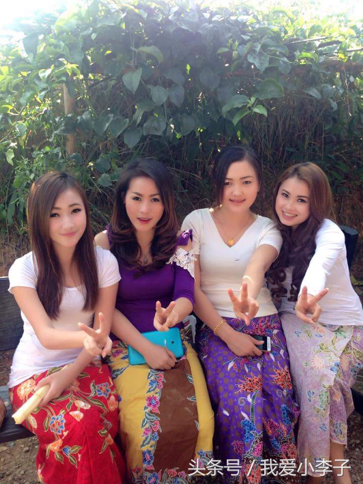 苗寨小女孩拍照,苗寨女生拍照姿势