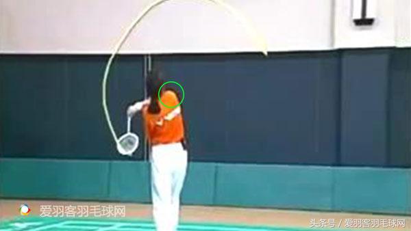 羽毛球反手发高远球动作讲解示范,羽毛球握拍教学视频李玲蔚