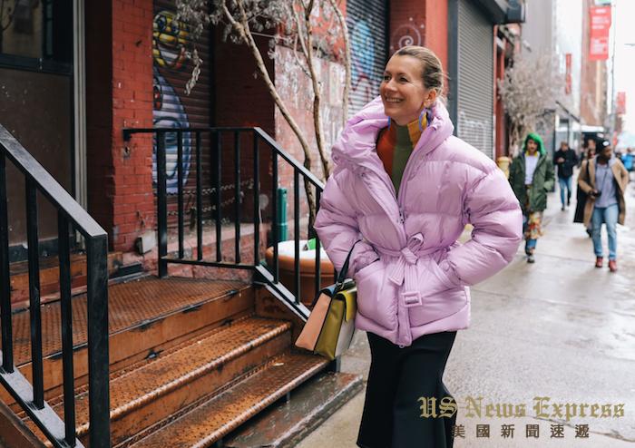 羽绒服米兰时装周休闲街拍 (时装周黑色羽绒穿搭)