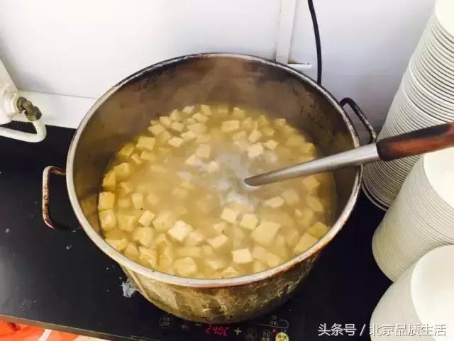 一天1万个都不够，这个北京爷们用40年创造了麻酱烧饼的传奇！