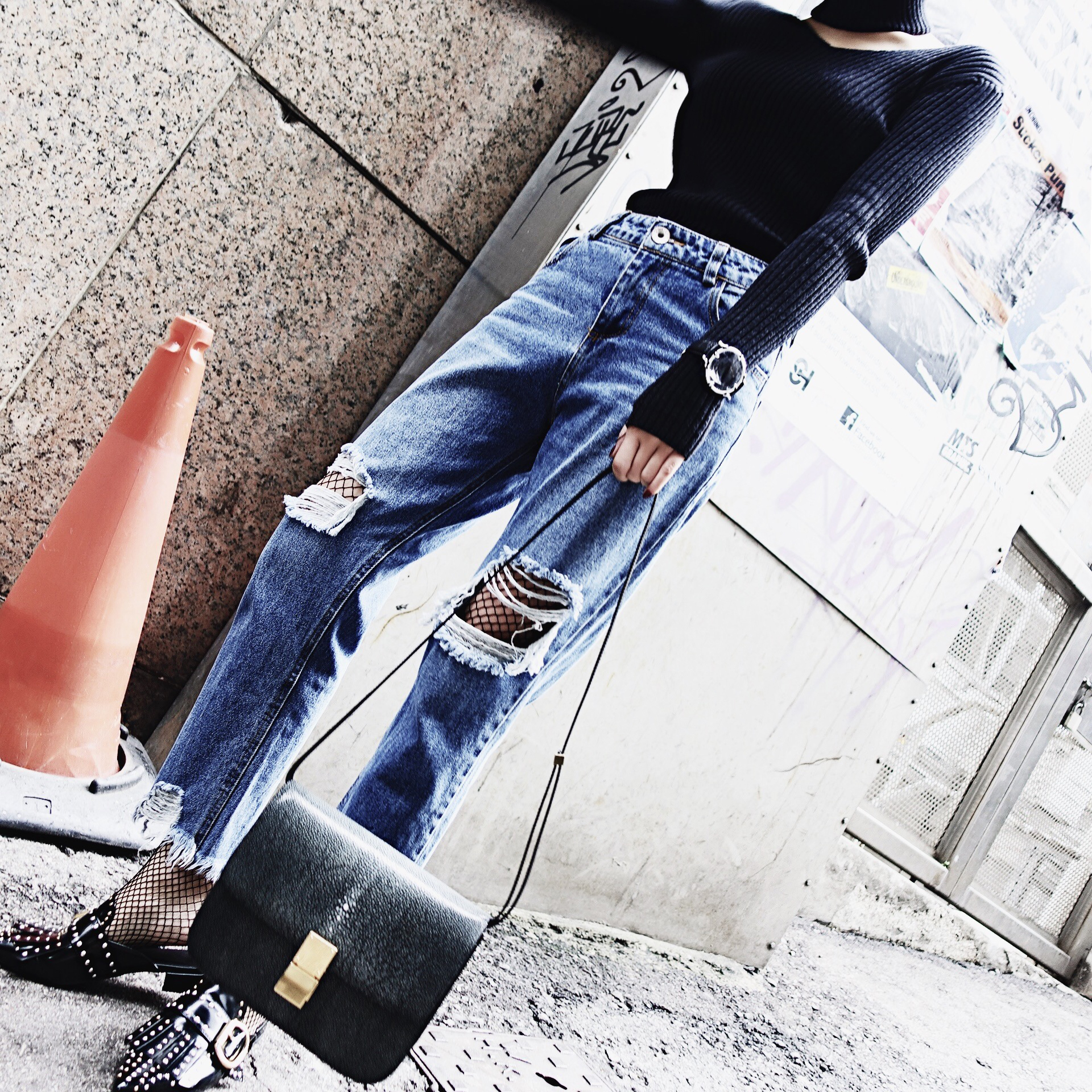 奶奶把破洞裤补上了,奶奶把破洞牛仔裤缝起来