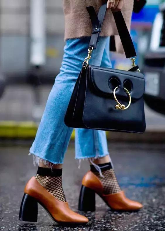 你认为网袜是“妖艳*货贱**”的代名词？那你会被笑话孤陋寡闻！