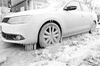 车冻住了怎么快速解冻,雪天车在外面冻住了怎么解冻