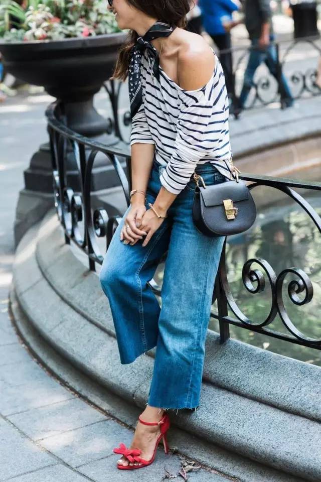 牛仔裤卷裤脚好看还是不卷好看,不剪裤脚的牛仔裤春夏新款