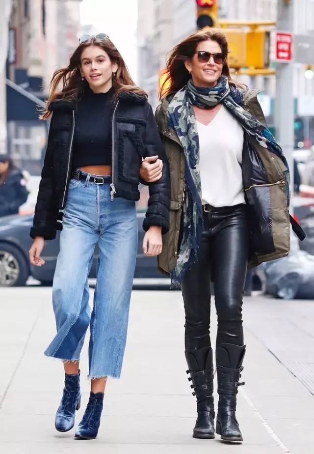 牛仔裤卷裤脚好看还是不卷好看,不剪裤脚的牛仔裤春夏新款