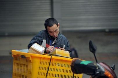 快递小哥为什么要转行送外卖,快递小哥送外卖一年多