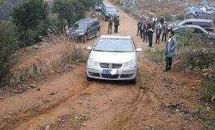 前边的汉兰达麻烦让一下，上不了坡你别挡着人家宝来和奥拓！