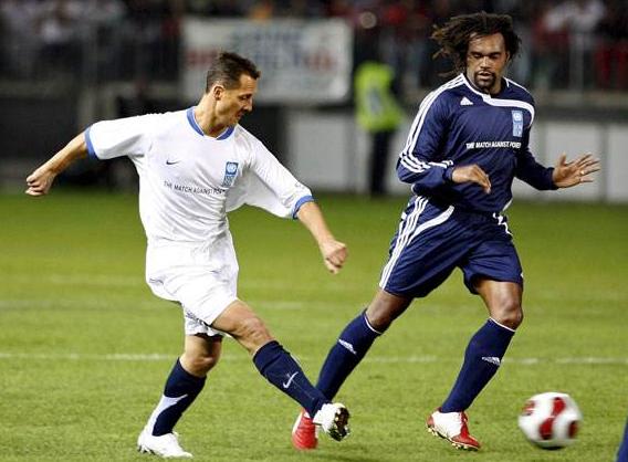 足球摆脱防守接球训练,传球吸引防守