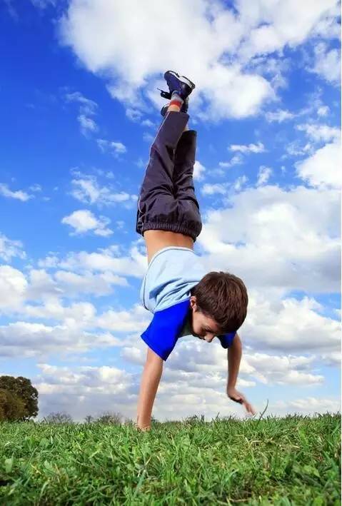 倒立的好处很多你能倒立吗,不会倒立的人怎么才能学会倒立呢