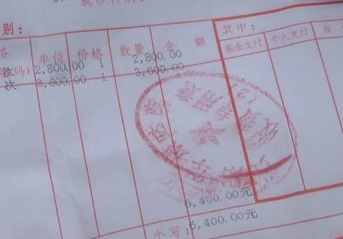 一个小伙躺在手术台上扎针,小伙在手术台上被扎针