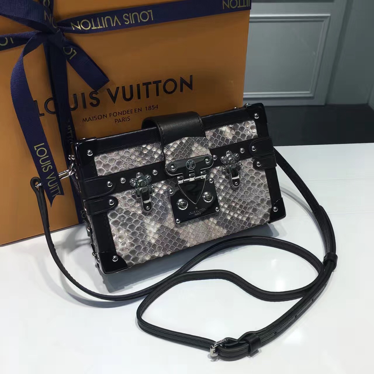 lv这款包多少钱,lv这款包的二手行情