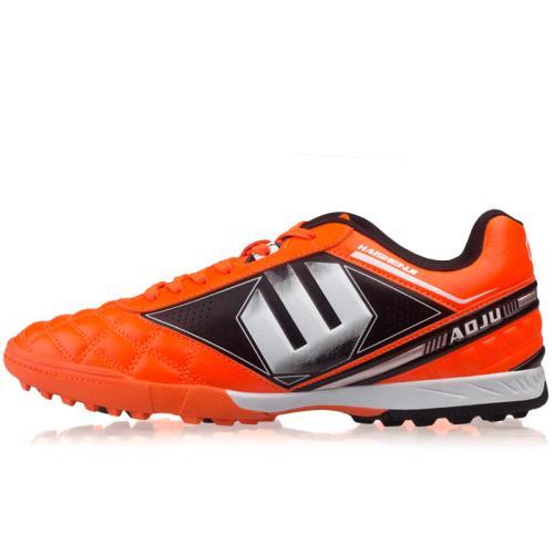 在足球场上驰骋,绿茵场上挥洒汗水享受足球的快乐