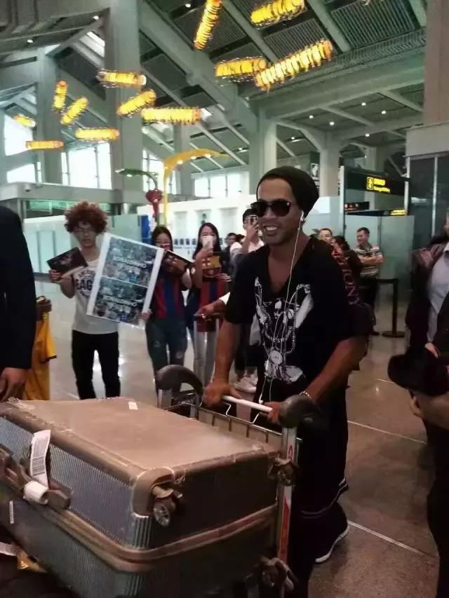 足球巨星小罗现状,一代足球巨星小罗