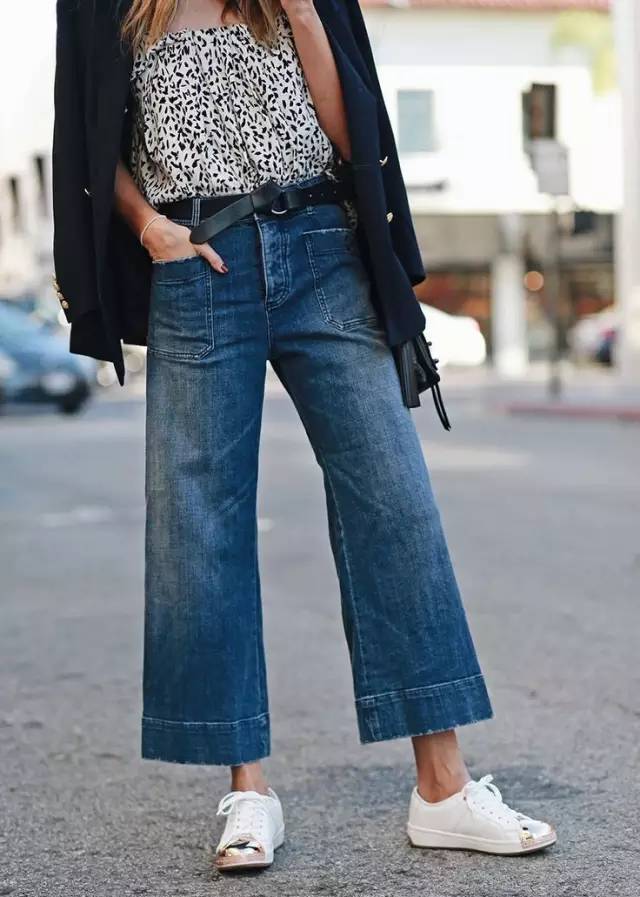 牛仔裤卷裤脚好看还是不卷好看,不剪裤脚的牛仔裤春夏新款