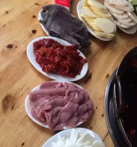 自从踏上重庆地铁2号线，减肥之路越来越远，美食吃得停不下来~