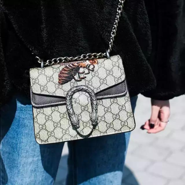 报告老师，中州大学的学生不好好穿衣服！