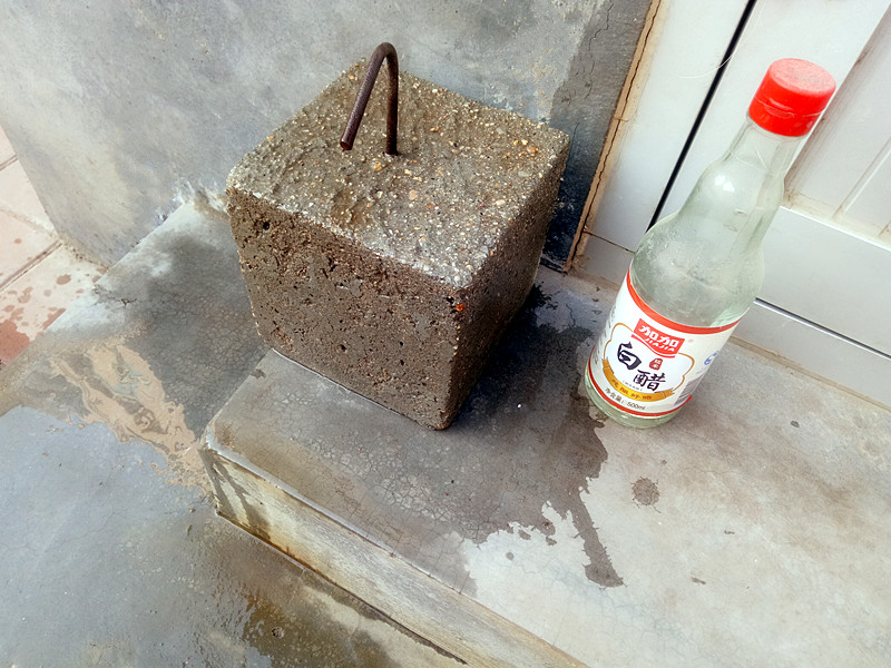 当我抬脚正要进屋时,目光突然被脚下一块顶门砖吸引了!