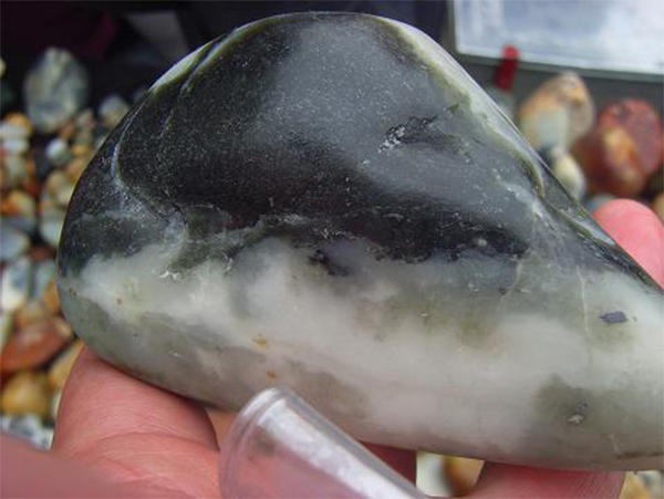 和田墨玉桃花石值钱吗,桃花石和田玉