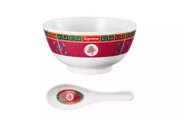 外国人把“酱油”穿在身桑，时尚界都流行用中文装逼啦！