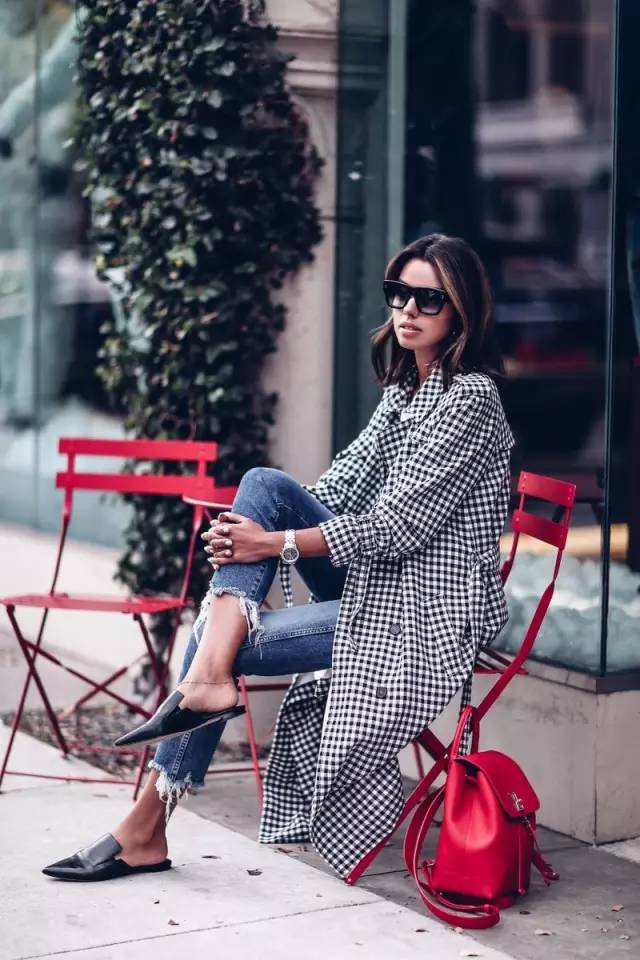 牛仔裤卷裤脚好看还是不卷好看,不剪裤脚的牛仔裤春夏新款