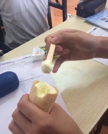 村子修路发现恐龙化石,老人挖出恐龙蛋化石