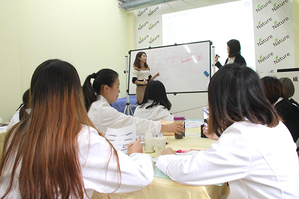 最专业的纹绣培训学校,最好韩式化妆培训