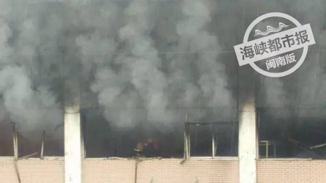 泉州一化工厂发生火灾爆炸瞬间,泉州一厂房发生火灾现场浓烟滚滚