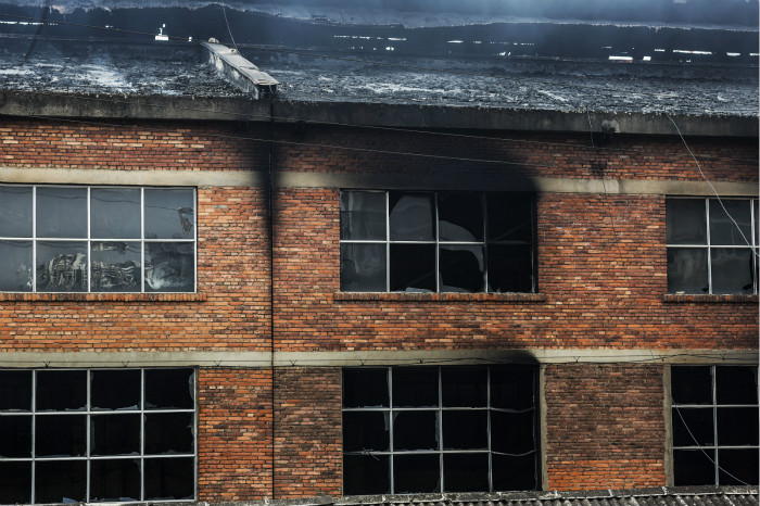 浓烟冲天一工厂发生火灾,五菱汽车车间起火