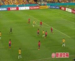 足球场上打一耳光然后假摔,足球场上被打一巴掌跳起来假摔