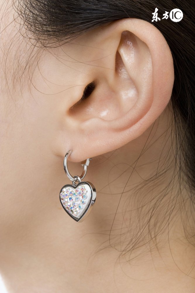 打耳洞的地方一直流脓怎么办,女生刚打完耳洞需要给她准备什么