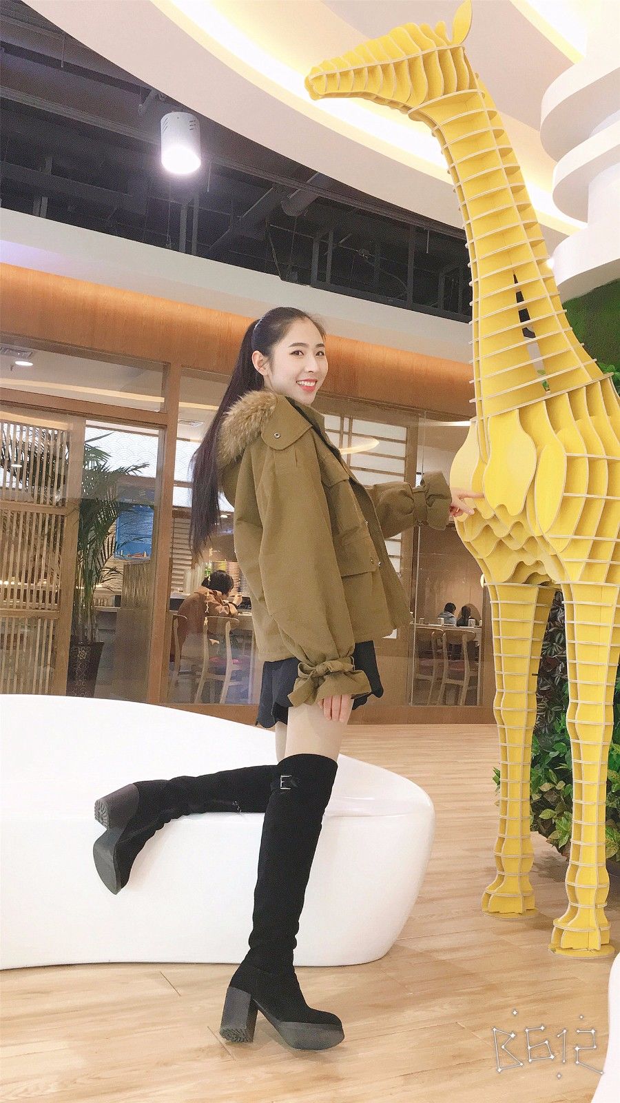 上班女郎丨女主持逆天长腿，亲身示范春日穿搭