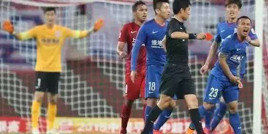 中超骂裁判名场面,裁判一脸懵逼视频