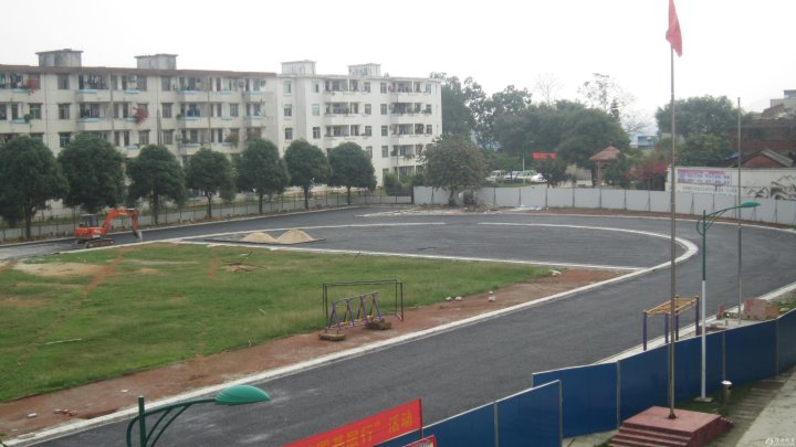 远离“毒跑道”：学校操场铺上沥青，不安排对抗性强的活动