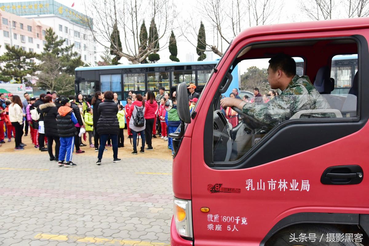 义务植树与创建森林城市,共建文明城市小学生