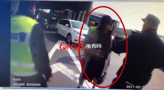 广场舞大妈跳舞把音响给砸了,大妈跳广场舞扰民音响被秀砸